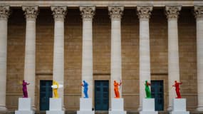 Cette photographie prise le 2 avril 2024 montre l'installation "La Beauté et le Geste" de l'artiste français Laurent Perbos sur les marches de l'Assemblée nationale à Paris. (Illustration)