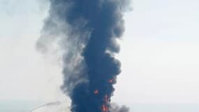 Une plate-forme pétrolière a sombré jeudi au large de la Louisiane après avoir brûlé pendant 36 heures. Onze personnes sont portées disparues et les autorités américaines s'emploient à présent à contenir une marée noire "importante", selon la garde-côte.