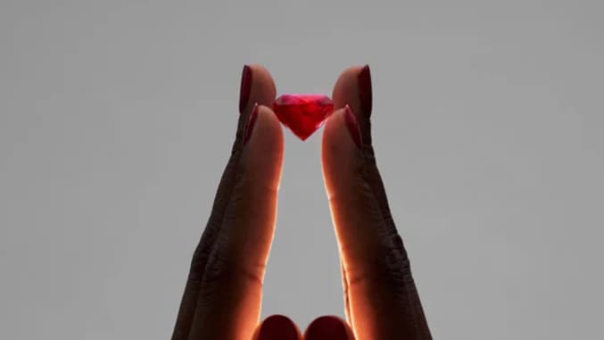 Le rubis géant de 55,22 carats, baptisé Estrela de Fura, le plus gros jamais mis aux enchères, a été vendu à New York pour 34,8 millions de dollars. Le rubis géant de 55,22 carats, baptisé Estrela de Fura, le plus gros jamais mis aux enchères, a été vendu à New York pour 34,8 millions de dollars.