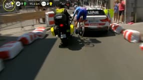 La chute de Jack Bauer lors de la 18e étape du Tour de France, entre une moto et une voiture