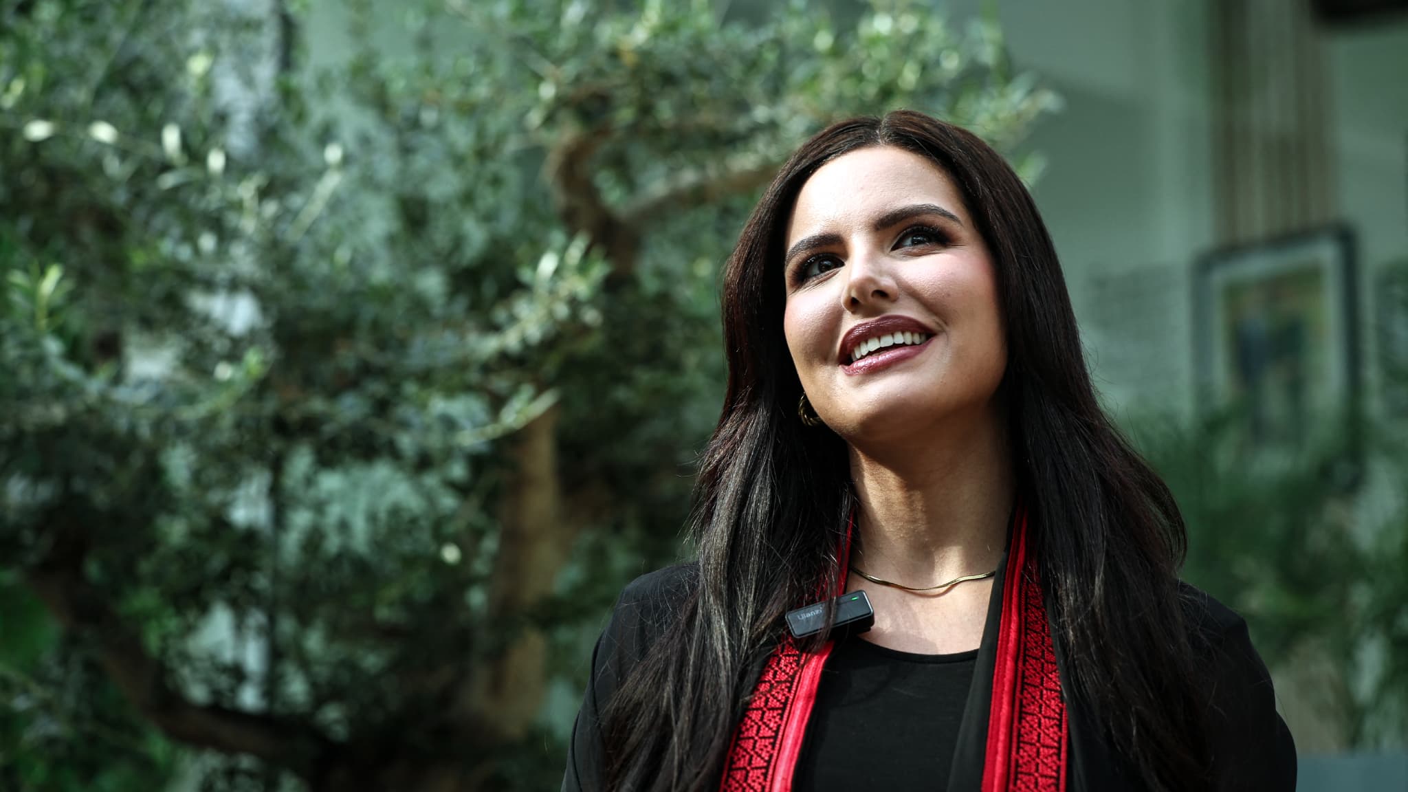 MANNEQUIN, DIPLÔMÉE EN PSYCHOLOGIE... QUI EST NADEEN AYOUB, PREMIÈRE REPRÉSENTANTE DE LA PALESTINE AU CONCOURS DE MISS UNIVERS?