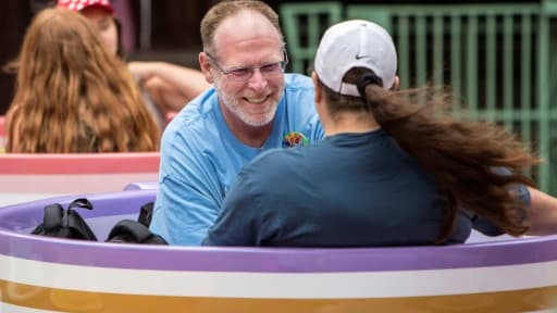 Photo fournie par Disney de Jeff Reitz sur un manège le 22 juin 2017 lors de sa 2.000ème visite du parc d'attractions Disneyland à Anaheim (Los Angeles)