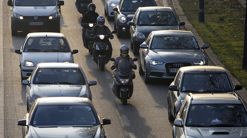 Des motos circulant entre deux files de voitures (photo d'illustration).