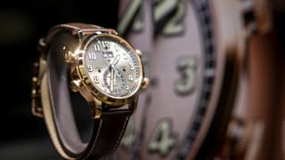Cette photographie prise le 9 avril 2024 montre une montre exposée sur le stand du fabricant suisse de montres et horloges de luxe Patek Philippe lors de la journée d'ouverture du salon de l'horlogerie de luxe "Watches and Wonders Geneva", à Genève.