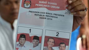 Un indonésien montre un bulletin de vote présentant les deux candidats à l'élection présidentielle dans le pays, Joko Widodo et Prabowo Subianto, le 9 juillet 2014 à Jakarta.