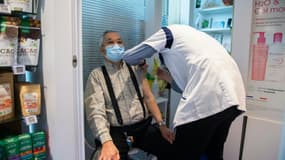 Vaccination contre le Covid-19 dans une pharmacie à Paris le 12 mars 2021