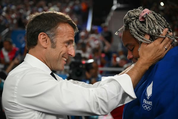 Emmanuel Macron console Romane Dicko