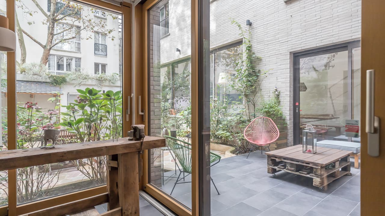 Cette maison d'architecte dispose de nombreux extérieur : une cour végétalisée de 67 m², deux terrasses de 40m² au total et un rooftop de 23m², soit 120m² d'extérieur dans le 20e arrondissement. Le prix de ce bien ? 1,99 million d'euros. Cette maison d'architecte dispose de nombreux extérieur : une cour végétalisée de 67 m², deux terrasses de 40m² au total et un rooftop de 23m², soit 120m² d'extérieur dans le 20e arrondissement. Le prix de ce bien ? 1,99 million d'euros.