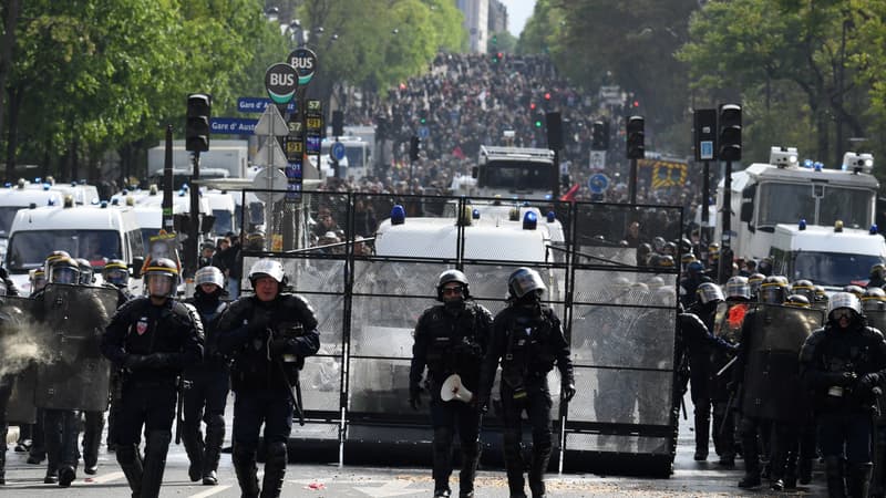 Des CRS le 1er mai à Paris.