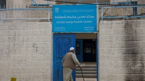 Un homme âgé se rend dans une clinique de l'UNRWA dans le camp de réfugiés de Shoafat, à l'est de Jérusalem, le 9 avril 2025. (Photo d'illustration)