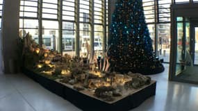 La crèche de Noël dans le hall d'entrée du siège de la région Auvergne-Rhône-Alpes à Lyon