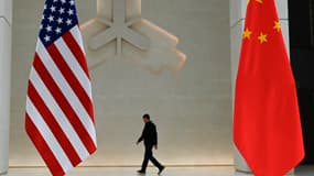 Les drapeaux américain et chinois à la Banque populaire de Chine lors de la visite de la secrétaire d'Etat au Trésor Janet Yellen à Pékin, le 8 avril 2024. 