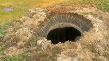 Photo du premier cratère découvert dans la région de Yamal en Sibérie.