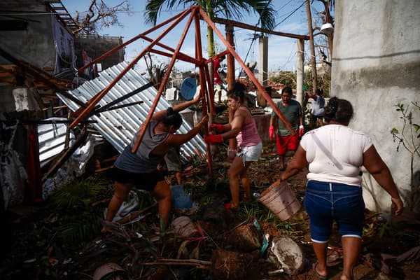 Des habitants enlèvent les débris laissés par le passage de l'ouragan Otis à Puerto Marques, dans l'État de Guerrero, au Mexique, le 28 octobre 2023. Le bilan de l'ouragan d'une puissance exceptionnelle qui a frappé la station balnéaire mexicaine d'Acapulco s'est alourdi samedi à 39 morts, a annoncé le gouvernement mexicain. Le bilan de l'ouragan d'une puissance exceptionnelle qui a frappé la station balnéaire mexicaine d'Acapulco s'est alourdi samedi à 39 morts, a annoncé le gouvernement mexicain. Ce lundi 30 octobre, il fait état de 48 morts. 