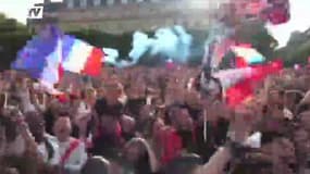 Football / Marée humaine devant l'Hôtel de Ville à Paris - 30/06