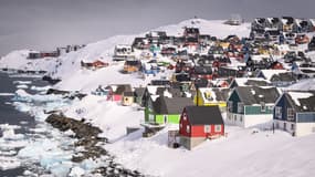 Des maisons dans un quartier de la ville de Nuuk, capitale et plus grande ville du Groenland, le 28 mars 2025 (photo d'illustration).