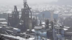 Site ArcelorMittal de Florange-Hayange. Arnaud Montebourg brandit la menace de droits de douanes sur les importations d'acier d'ArcelorMittal pour l'empêcher de fermer des sites en Europe. /Photo prise le 3 décembre 2012/REUTERS/Vincent Kessler