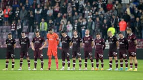 Les joueurs des Hearts, brassard noir sur le bras, lors de la minute de silence en hommage à la reine Elizabeth II en début de deuxième période face à Basaksehir en Ligue Europe Conference, le 8 septembre 2022.