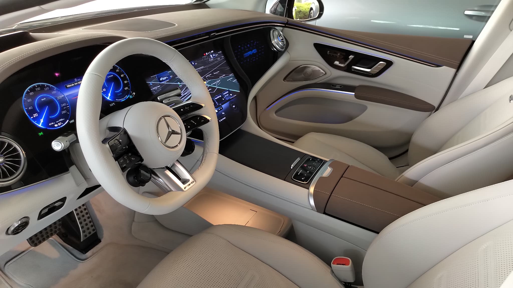 L'habitacle de cette Mercedes EQS AMG 53 4Matic+ est vraiment grand luxe.