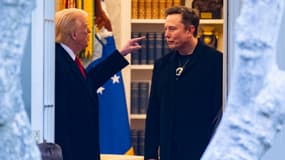 Le président américain Donald Trump s'entretient avec Elon Musk (à droite) avant de quitter la Maison Blanche pour se rendre à sa résidence de Mar-a-Lago, dans le sud de la Floride, le 14 mars 2025.
