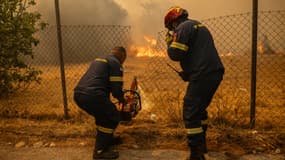 Des pompiers luttent contre les incendies massifs qui frappent la Grèce depuis ce dimanche 11 août. 