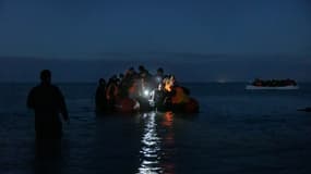 Des migrants s'apprêtent à traverser la Manche sur un bateau pneumatique, depuis le Pas-de-Calais vers l'Angleterre, le 16 octobre 2021 