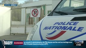Un véhicule de police devant la mosquée de Bayonne après l'attaque qui a fait deux blessés