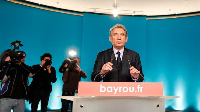 Le dirigeant centriste François Bayrou a infligé jeudi un camouflet à Nicolas Sarkozy en annonçant jeudi soir qu'il voterait pour François Hollande au second tour dimanche. /Photo prise le 3 mai 2012/REUTERS/Charles Platiau