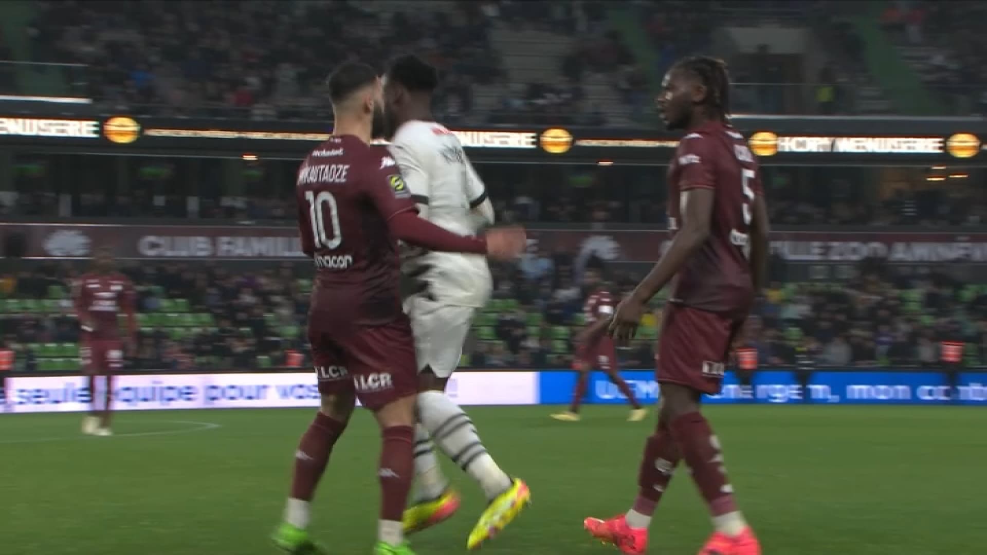 La faute de Georges Mikautadze lors du match Metz-Rennes, le 4 mai 2024