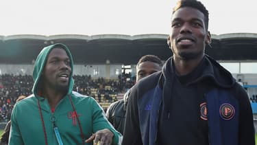 Paul Pogba (d) et son frère aîné Mathias Pogba (g), le 29 décembre 2019 au stade de Tours