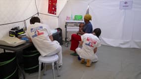 Des soignants et des patients dans l'hôpital de campagne de Mayotte, le 26 décembre 2024.