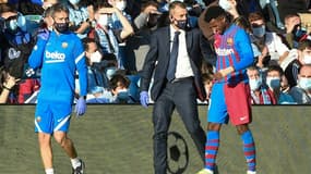 Le milieu de terrain de Barcelone, Ansu Fati, quitte le terrain après s'être blessé contre le Celta Vigo, lors de leur match de LaLiga, le 6 novembre 2021 au Balaidos Stadium