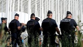 Des policiers devant un stade de football