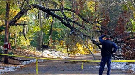 A Weston, dans le Massachusetts. Plus de deux millions de personnes étaient toujours privées d'électricité lundi dans le nord-est des Etats-Unis, après le passage d'une tempête de neige exceptionnelle pour la saison. La tempête a balayé tout le Nord-Est,