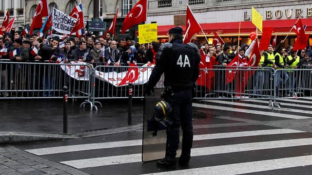 Les députés français examinent jeudi dans un climat tendu une proposition de loi condamnant la négation des génocides qui provoque la colère des autorités turques. Des milliers de personnes ont manifesté dans le calme devant l'Assemblée nationale à Paris