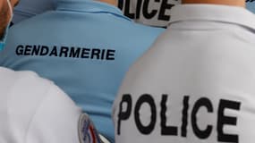 Des policiers et des gendarmes assistant à un discours du président de la République à l'école de police de Roubaix.