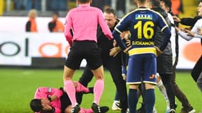 L'arbitre Halil Umut Meler frappé par le président d’Ankaragücü, Faruk Koca, le 11 décembre 2023