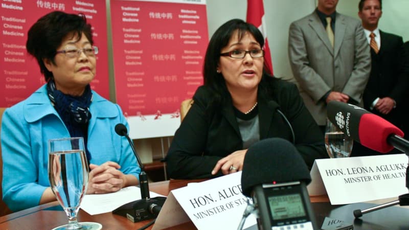 Leona Aglukkaq (au centre) veut que le Canada tienne ses engagements.