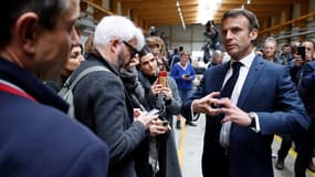 Emmanuel Macron lors d'une visite à Mathis, à Muttersholtz, dans l'est de la France, le 19 avril 2023. 