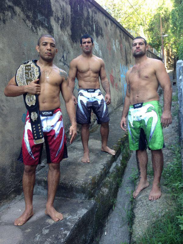 Les combattants José Aldo, alors champion des plumes de l'UFC, Rodolfo Vieira et Mauricio Rua (de gauche à droite) posent avec des shorts Venum en 2014