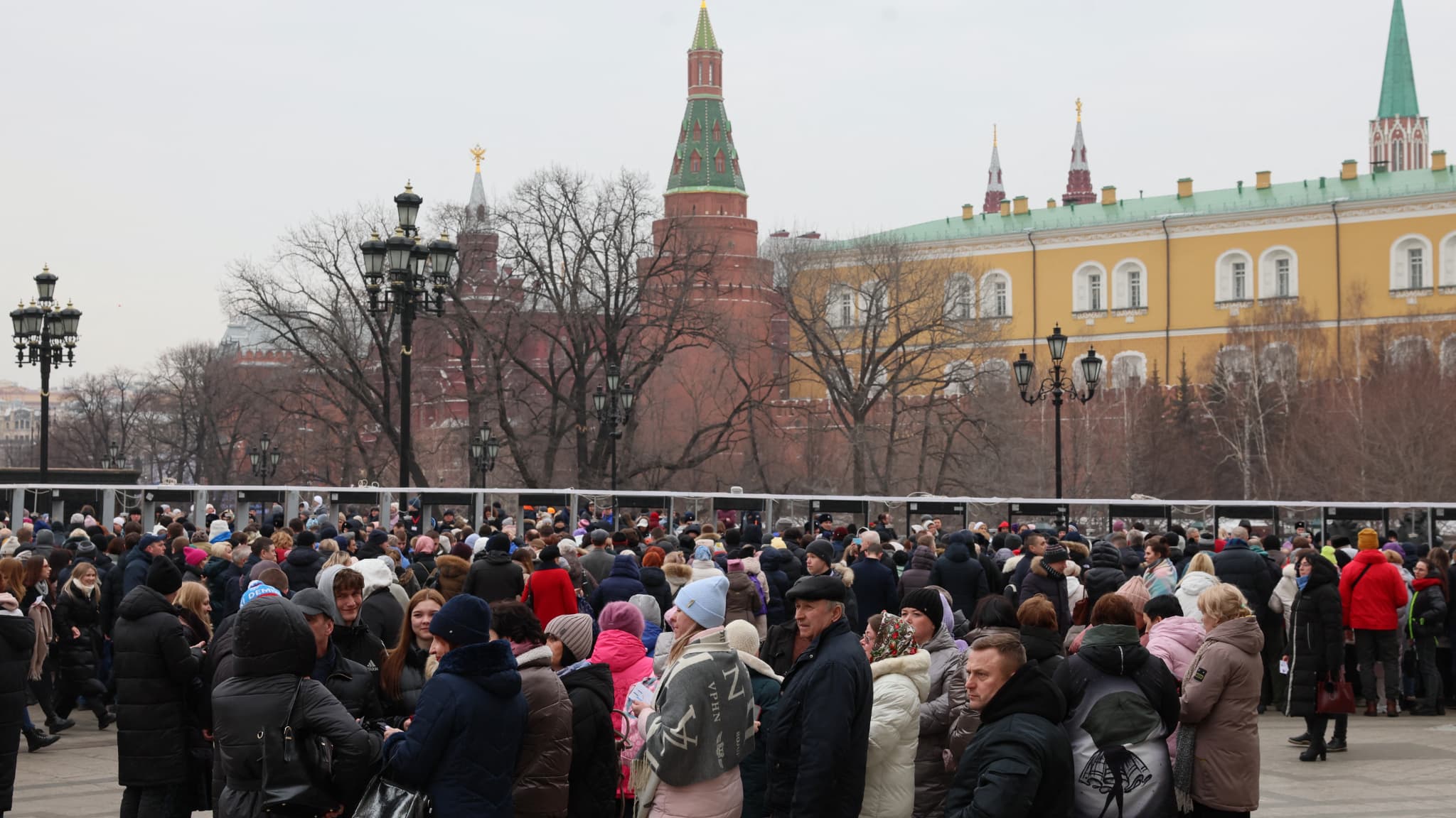 Des Russes font la queue pour entrer sur la place Rouge, où doit se tenir un concert célébrant la victoire de Vladimir Poutine, le 18 mars 2024