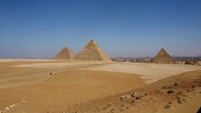 Les pyramides sur le plateau de Guizeh, en Egypte.
