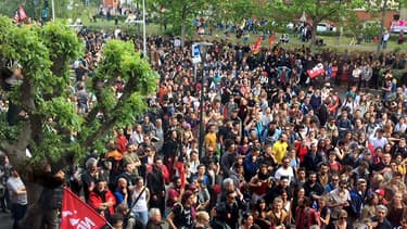 Les manifestants bloquant le boulevard de l'Embouchure à Toulouse devant l'hôtel de police.