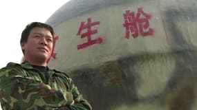 Liu kiyuan devant l'une de ses sphères pour attendre tranquillement la fin du monde.