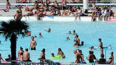 Une piscine en plein air (illustration)
