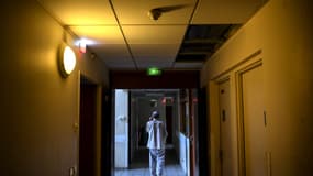 Un patient marche dans un couloir de l'hôpital psychiatrique du Clos Benard à Aubervilliers, dans la banlieue nord de Paris (France), le 12 février 2020. (Photo d'illustration)