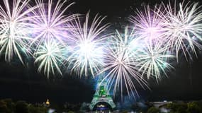 Le feu d'artifice tiré depuis la Tour Eiffel mardi soir.