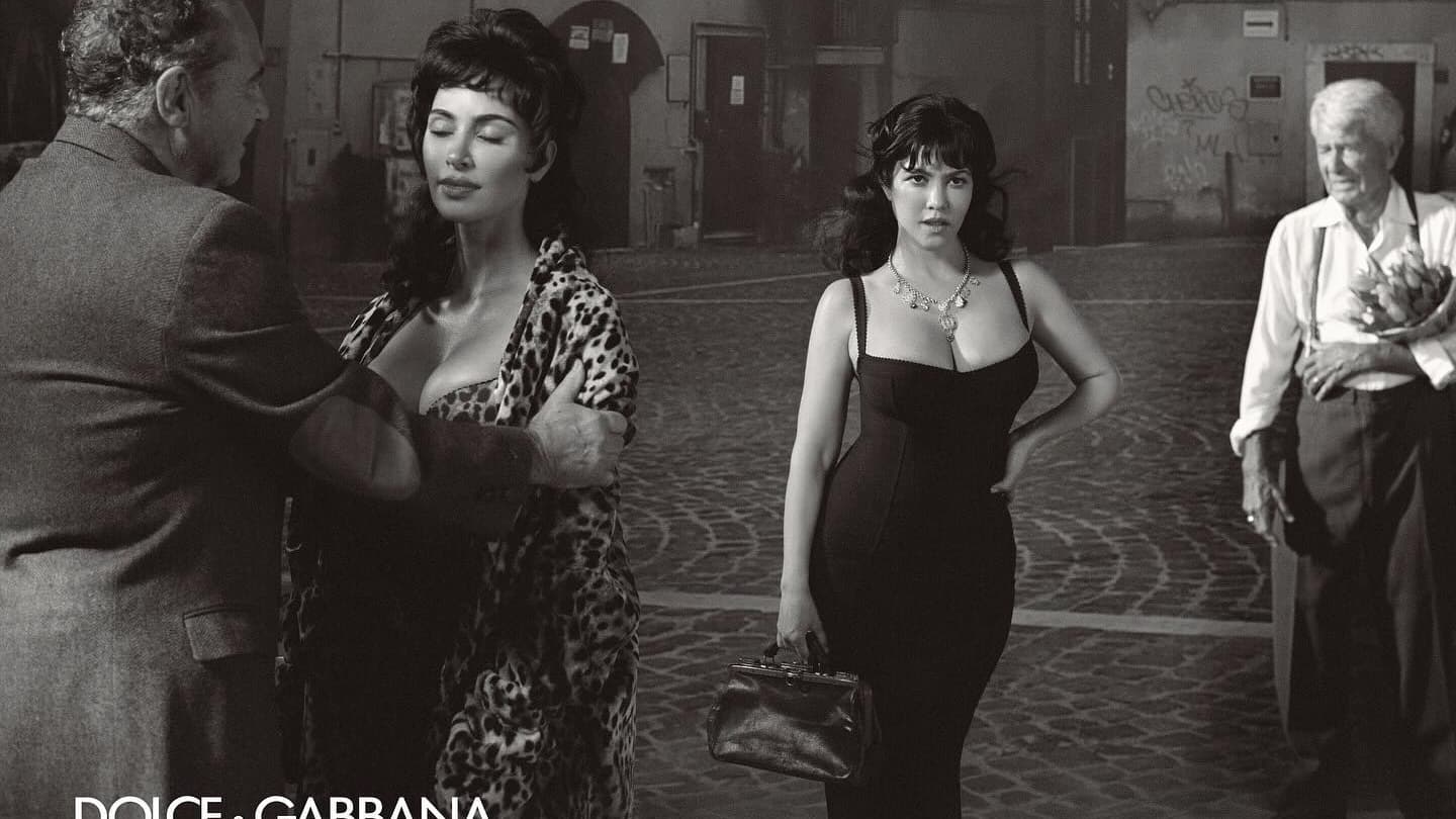 Kim et Kourtney Kardashian dans la campagne Skims x Dolce&Gabbana Kim et Kourtney Kardashian dans la campagne Skims x Dolce&Gabbana