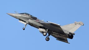 Un Rafale de l'armée de l'air française lors du salon aéronautique de Dubaï 2023, le 13 novembre 2023