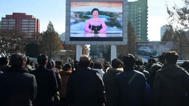 Des Nord-Coréens à Pyongyang devant un écran géant lors de l'annonce du nouveau tir de missile le 29 novembre 2017